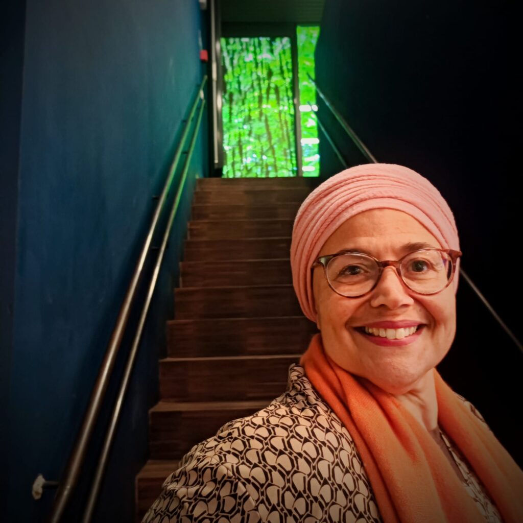 Jamila ner a window